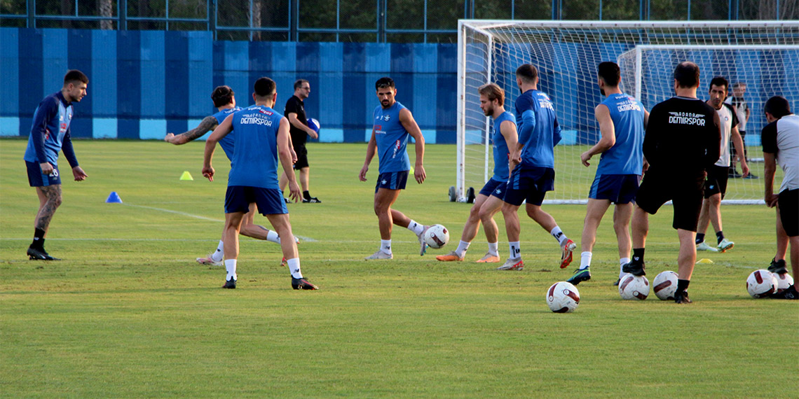 Adana Demirspor teknik direktörü Patrick Kluivert, ”Bence stadyumla alakalı bir lanet var. Ankaragücü maçı oynadık, beraberlik aldık. Sonrasında Karagümrük’e yenildik” dedi.