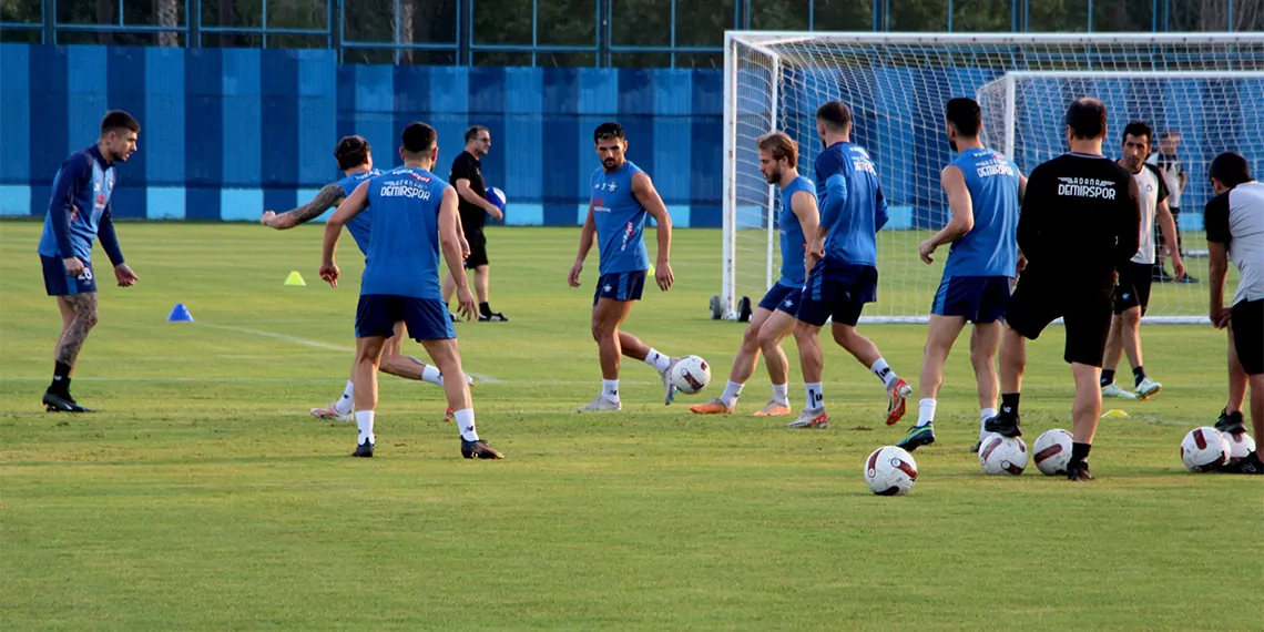 Adana demirspor teknik direktörü patrick kluivert, ”bence stadyumla alakalı bir lanet var. Ankaragücü maçı oynadık, beraberlik aldık. Sonrasında karagümrük’e yenildik” dedi.