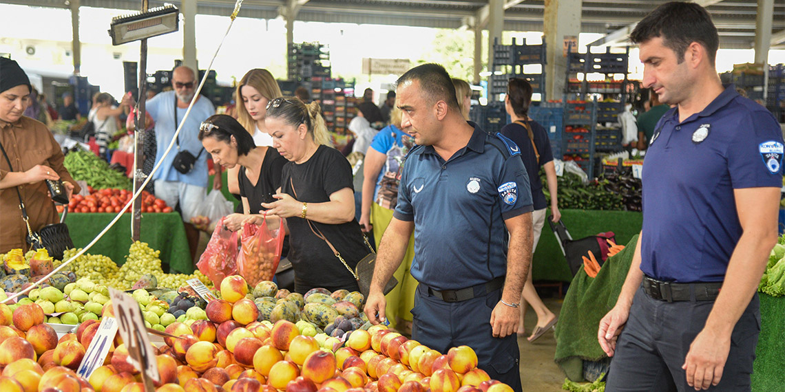 Pazarcının 'Domatese gel', 'Diyarbakır karpuzu', gibi sözlerle bağırdığı dönem, sona erdi. Semt pazarlarında gürültülü ve rahatsız edici satış yapanlara ceza kesiliyor.