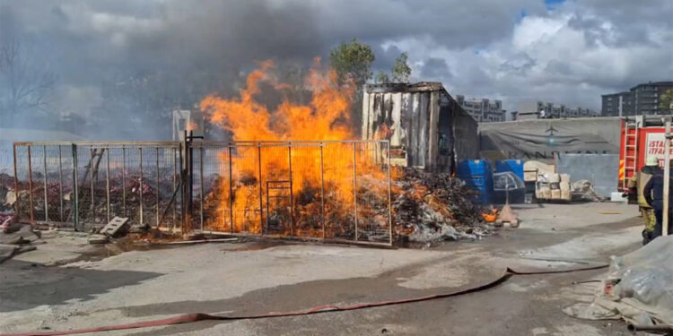 Pendik Yediemin deposunda yangın