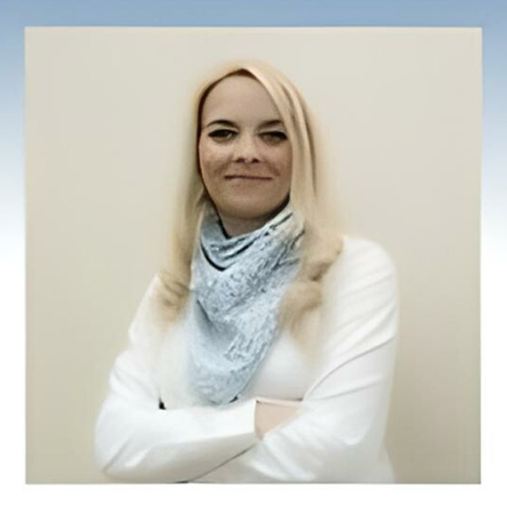 İzmir'in Konak ilçesinde polis memuru, eski kadın arkadaşı öğretim görevlisini öldürdü, erkek arkadaşını yaraladı. Olaydan sonra kaçan A.E.Ö.'nün yakalanması için çalışma başlatıldı.