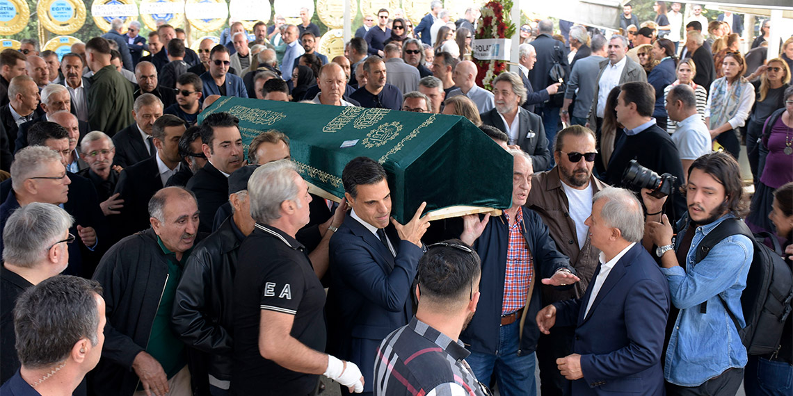 Beşiktaş'ta evinde geçirdiği kalp krizi sonucu 86 yaşında hayatını kaybeden Posta Gazetesi Başyazarı Rauf Tamer için Zincirlikuyu Camii'nde cenaze töreni düzenlendi.