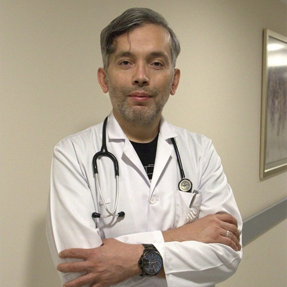 Çocuk Hastalıkları Uzmanı Dr. Öğr. Üyesi Gökmen Alpaslan Taşkın, kış aylarının gelmesiyle enfeksiyon hastalıklarının arttığını söyledi. Özellikle prematüre bebekleri tehdit eden RSV'ye (Respiratuar Sinsityal Virüs) karşı aileleri uyardı.