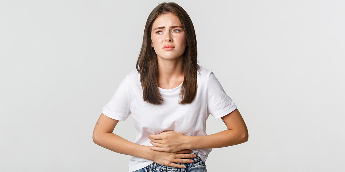 Genel Cerrahi Uzmanı Dr. Öğr. Üyesi Hüseynov, Reflünün kronik olarak mide asidinin yemek borusuna geri kaçtığı bir durum olduğu için yemek borusu kanseri riskini artırabileceğine dikkat çekti.