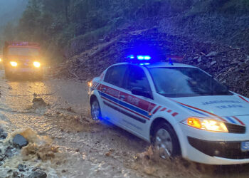Rize'de sağanak yağış; 23 köy yolu ulaşıma kapandı