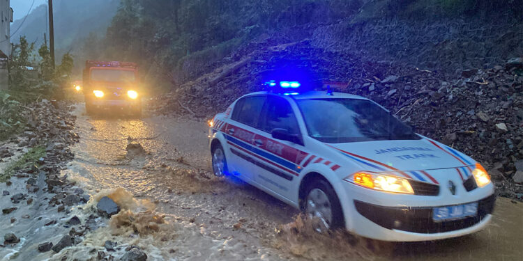 Rize'de sağanak yağış; 23 köy yolu ulaşıma kapandı