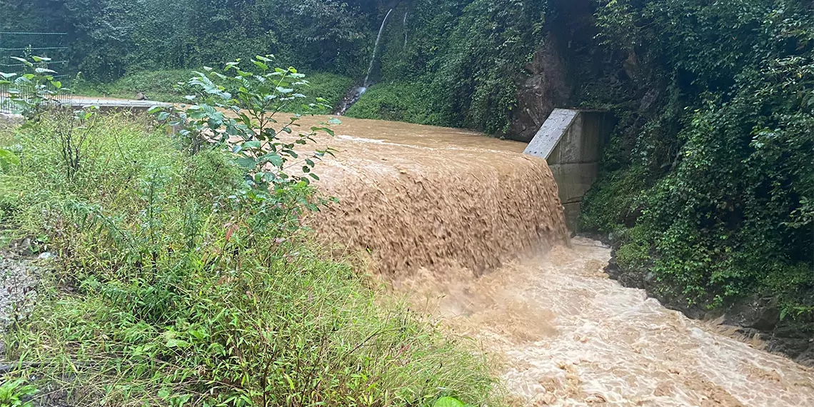 Rize'de sağanak yağış; dereler taştı, heyelanlar meydana geldi, 23 köy yolu ulaşıma kapandı. Su altında kalan birçok araçta da hasar oluştu.