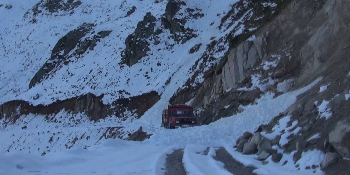 Rize'de yayla dönüş yolunda çığ tehlikesi; yöre sakinleri çığın kapattığı yollarda zor anlar yaşadı.