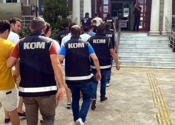 Sahte kimlikle yurt dışına kaçmaya çalışan 8 FETÖ üyesi yakalandı