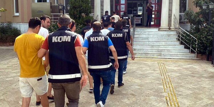 Sahte kimlikle yurt dışına kaçmaya çalışan 8 FETÖ üyesi yakalandı