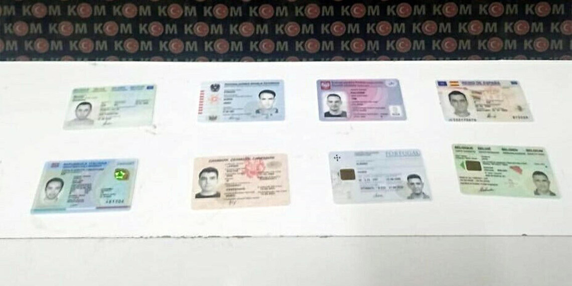 Sahte kimlikle yurt dışına kaçmaya çalışan 8 FETÖ üyesi yakalandı