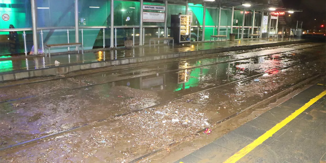 Samsun'da sağanak yağış; cadde ve sokaklar göle döndü