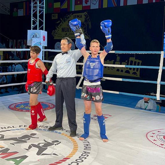 Antalya'da düzenlenen Muaythai Gençler Dünya Şampiyonası'nda Yıldızlar Kategorisi 42 kilogramda dünya şampiyonu olan Samsunlu sporcu Mustafa Eren Doğan (13), "Zirveye çıkmak zor, devam ettirmek daha da zor" dedi.