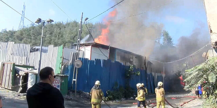 Sarıyer'de kağıt deposunda yangın