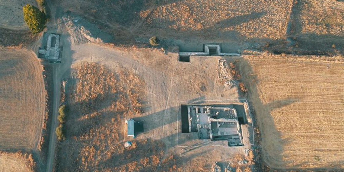 Gümüşhane'nin Kelkit ilçesinde bulunan, Roma’nın 15'inci Lejyonu'nun 600 yıl hüküm sürdüğü Satala Antik Kenti'ndeki kazılarda çok sayıda kılıç, mızrak kalıntısı , çok kollu büyük demir şamdanın yanı sıra yeni bir kale kalıntısı daha keşfedildi.