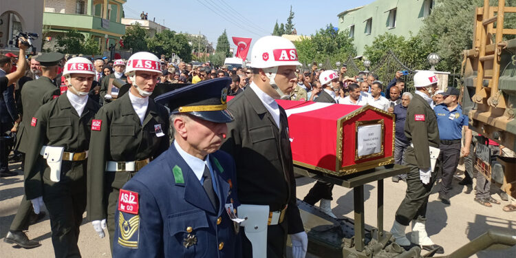 Şehit Uzman Çavuş Mustafa Çakmak toprağa verildi