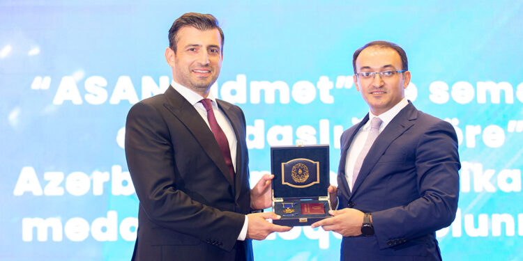 Azerbaycan'dan Selçuk Bayraktar'a madalya