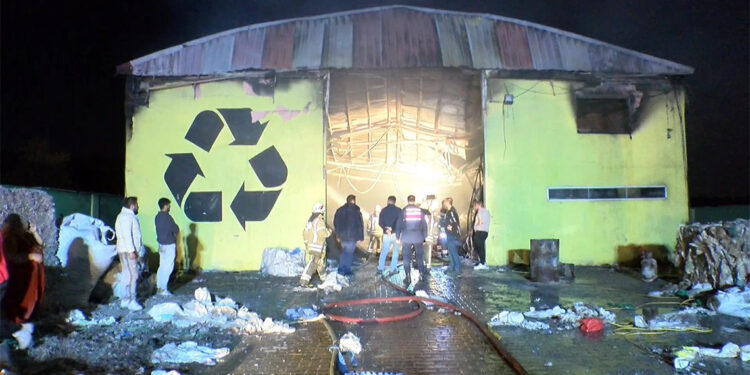 Silivri'de geri dönüşüm tesisinde yangın