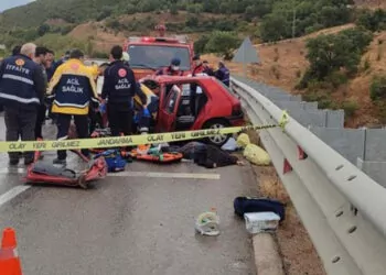 Sinop'ta otomobil kamyona çarptı; 4 ölü