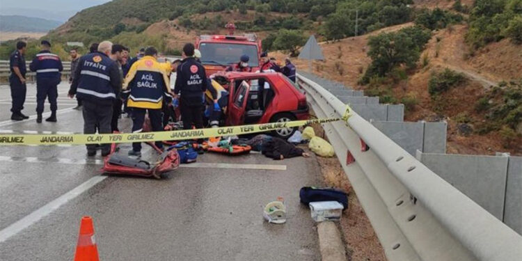 Sinop'ta otomobil kamyona çarptı; 4 ölü