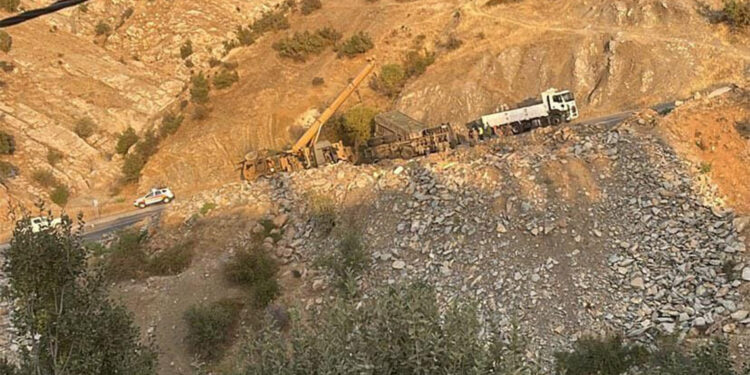 Şırnak'ta askeri TIR devrildi, 2 asker yaralandı