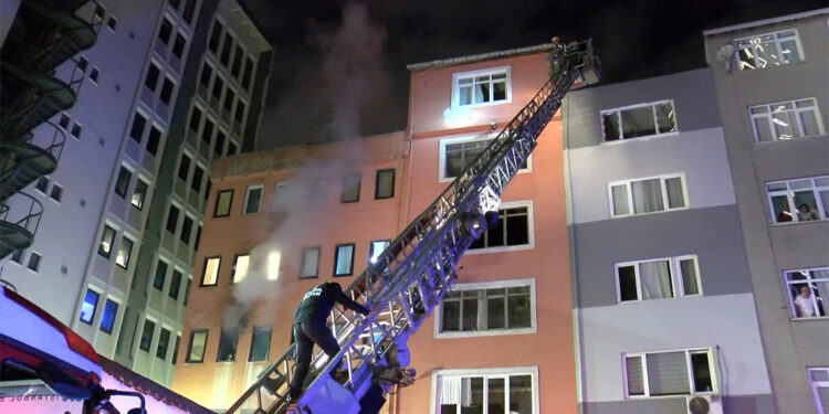 Şişli'de 5 katlı binada yangın