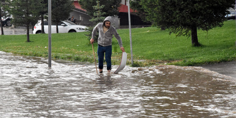 Sivas'ta sağanak nedeniyle ev ve iş yerlerini su bastı