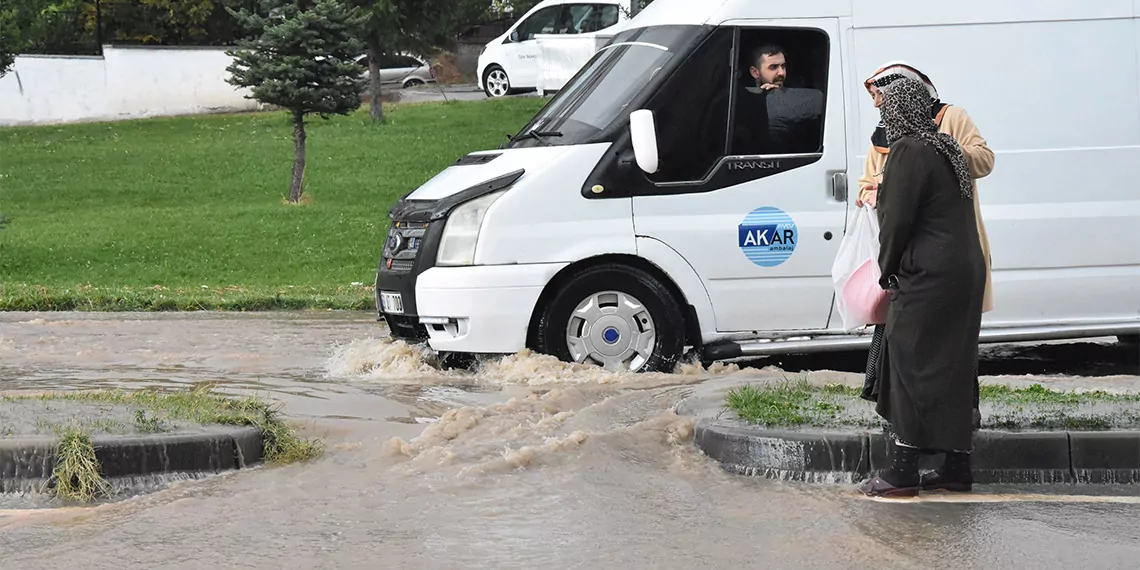 Sivas'ta sağanak nedeniyle ev ve iş yerlerini su bastı