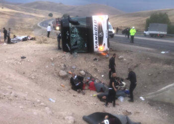 Sivas'ta yolcu otobüsü devrildi; 4 ölü, 32 yaralı