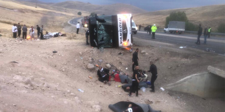 Sivas'ta yolcu otobüsü devrildi; 4 ölü, 32 yaralı