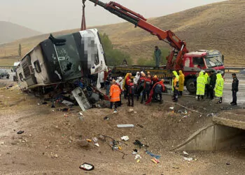 Sivas'ta yolcu otobüsünün devrildiği kazada ölü sayısı artıyor