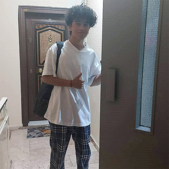 Antalya'da skuter kazasında ölen liseli Mahmut Yağız Balcı (18) ile Ada Kayahan (17), olayın yaşandığı caddede karanfillerle anıldı.