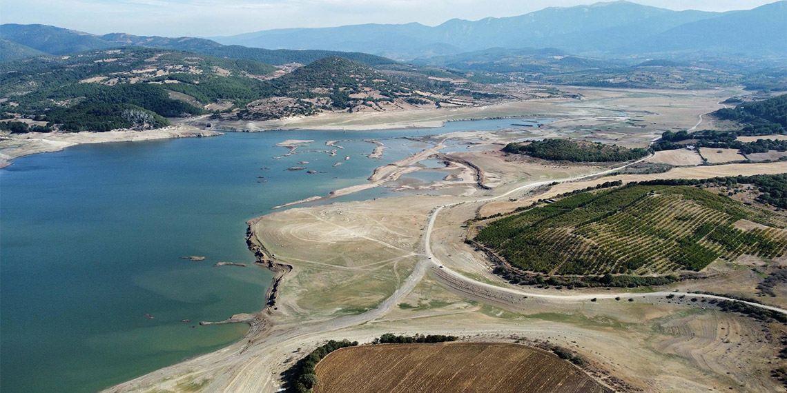 Çanakkale'de, çok sayıda su kaynağını içerisinde barındırdığı için mitolojide 'Bin Pınarlı İda' olarak geçen Kaz Dağları'ndan beslenen Bayramiç Barajı'nda doluluk yüzde 8,5 olarak ölçüldü.