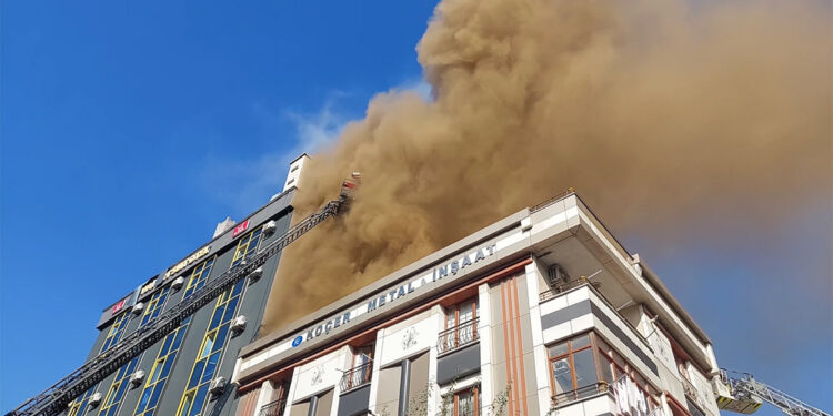 Sultangazi'de iş yerinde yangın