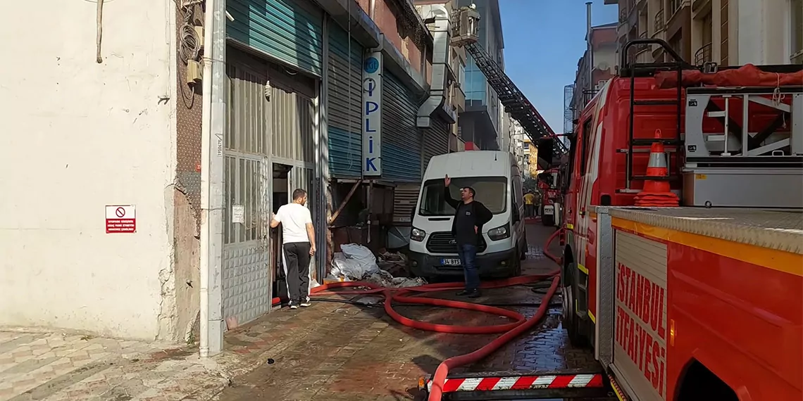 Sultangazi'de iş yerinde yangın çıktı. Çevrede paniğe neden olan yangın itfaiye ekipleri tarafından söndürüldü.