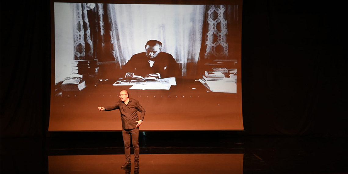 Sunay Akın'dan ‘Cumhuriyet Yolunda’ gösterisi