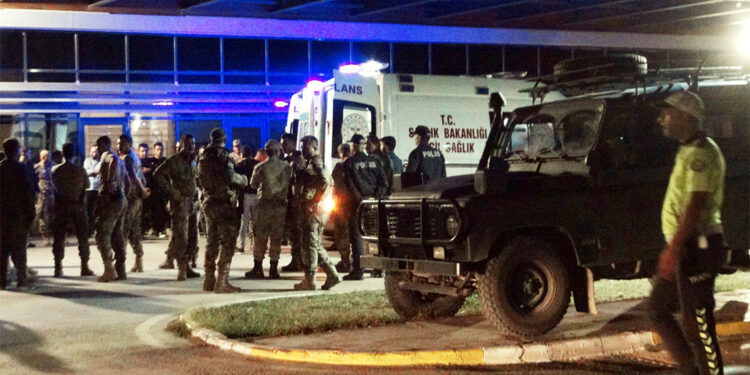 TSK üssüne roketatarlı saldırı; 8 yaralı