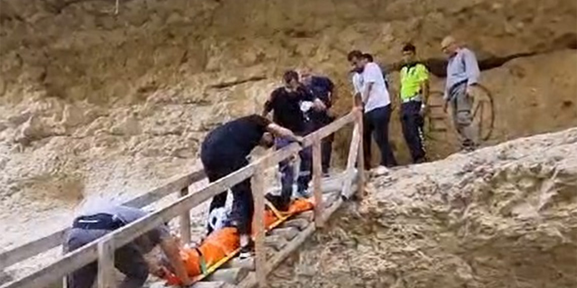 Tarihi kalenin dehlizine düşen doktora ilk müdahale, cep telefonu ışığında yapıldı, Dr. Hüseyin Hüsnü Serdar'ın Erzincan Eğitim ve Araştırma Hastanesi'nde tedavisine devam ediliyor.