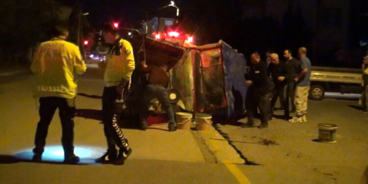 Tarım aracı devrildi: 8 yaralı