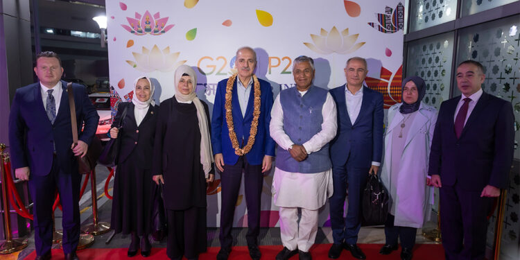 Numan Kurtulmuş Hindistan'da