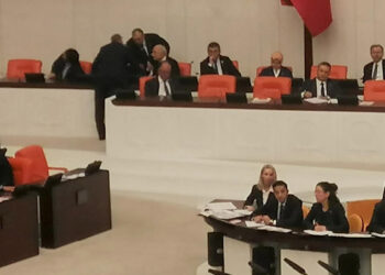 Milletvekillerinin yer protestosu