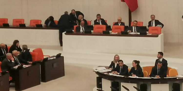 Milletvekillerinin yer protestosu