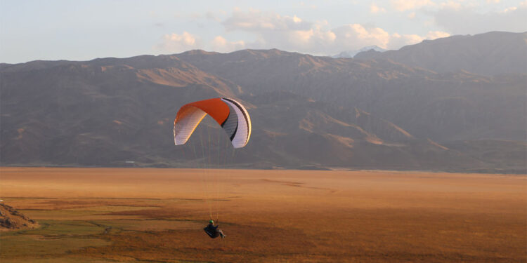 Hakkari dağlarında yamaç paraşütü
