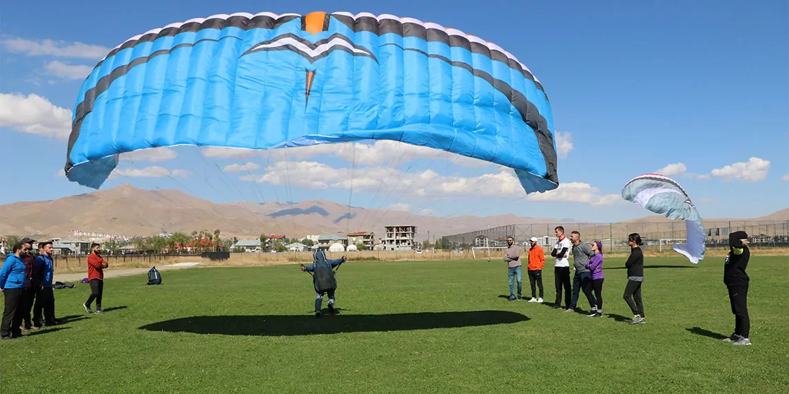 Güvenlik güçlerinin başarılı operasyonları ile terörden temizlenen hakkari dağlarında yamaç paraşütü renkli görüntülere sahne oldu.