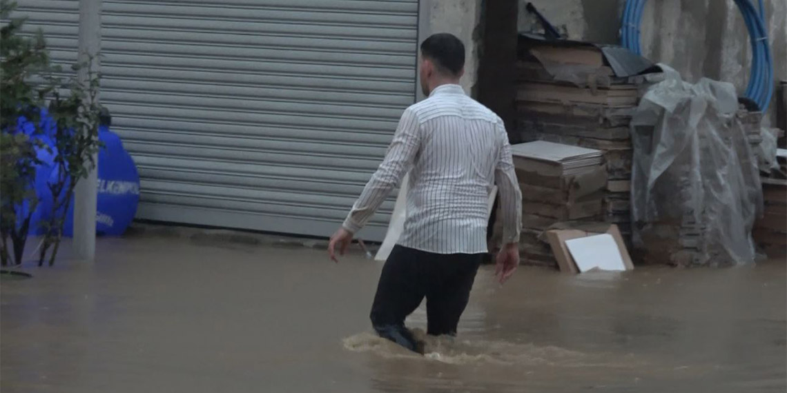Trabzon'da sağanak yaşamı olumsuz etkiledi. Bazı ev ve iş yerlerinin zemin katlarını su bastı, caddeler göle döndü. Meteoroloji sosyal medya hesabından yaptığı uyarıda Doğu Karadeniz'de şiddetli fırtına beklendiğini duyurdu.