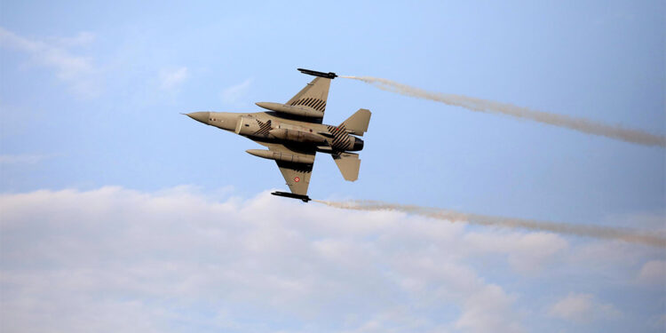 Trabzon'da SOLOTÜRK gösteri uçuşu yaptı