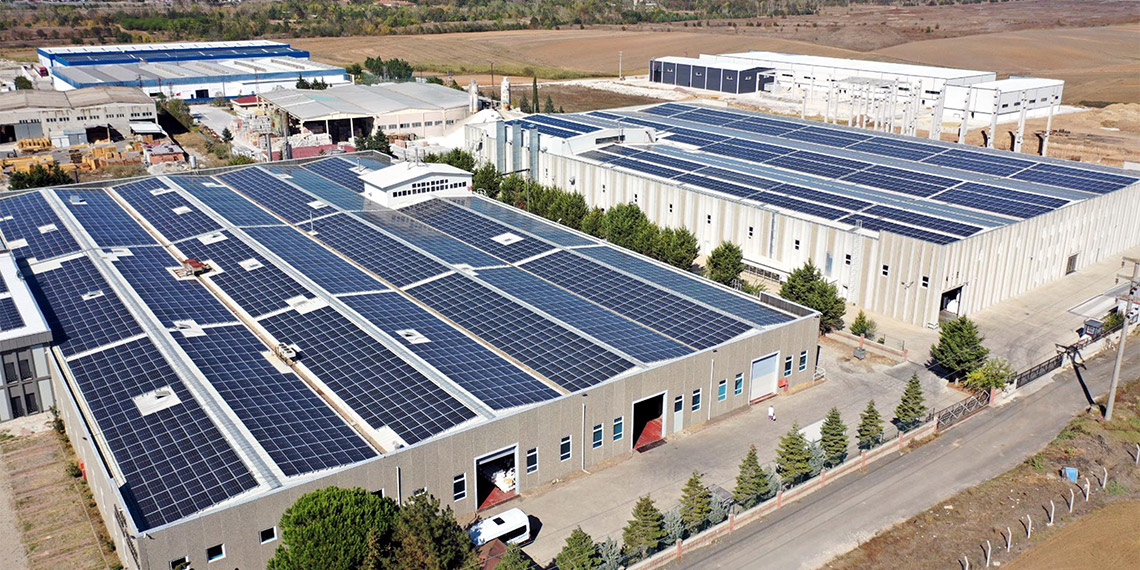 Trakya'daki sanayi kuruluşları, artan enerji maliyetlerini azaltmak için tesislerin çatı ve bahçelerine güneş enerjisi santralleri kurmaya başladı.