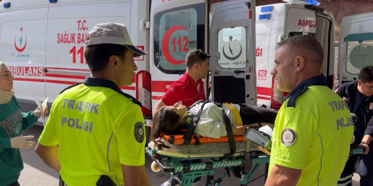 Tunceli'de 2 otomobil çarpıştı; 11 yaralı