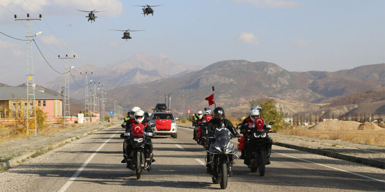 100 araçlık konvoy ile Cumhuriyet kutlaması
