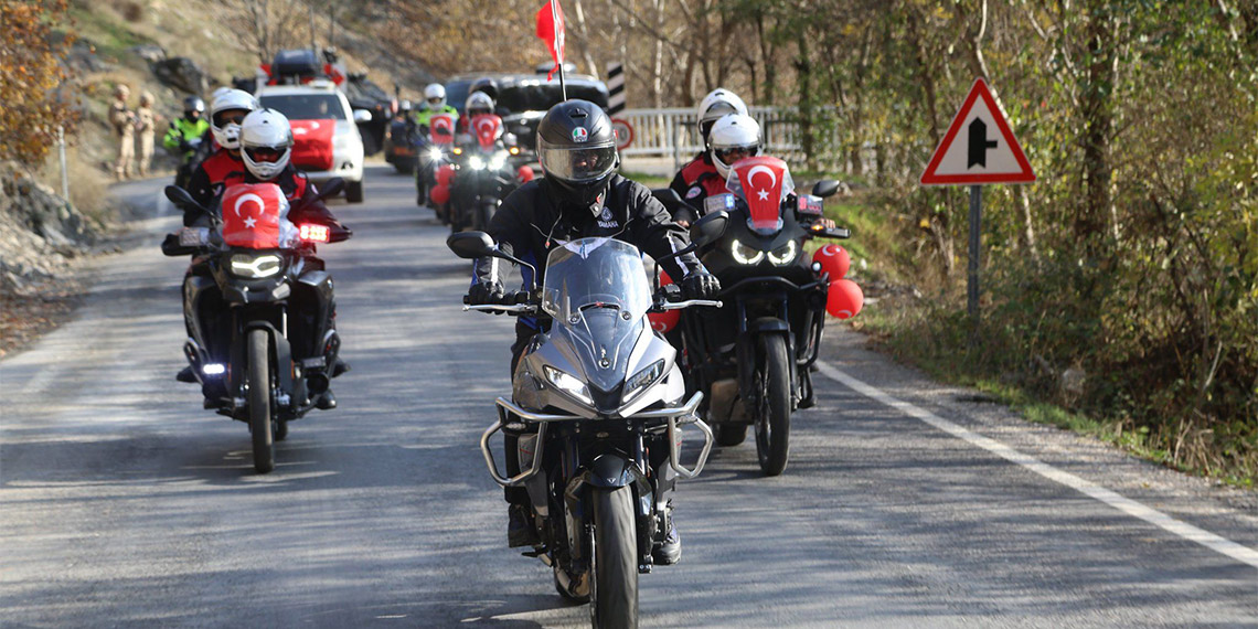 100 araçlık konvoy ile Cumhuriyet kutlaması
